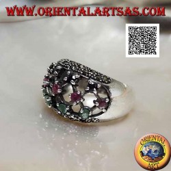 Bague en argent avec rubis, émeraudes et saphirs ronds sertis sur toile perforée et marcassite