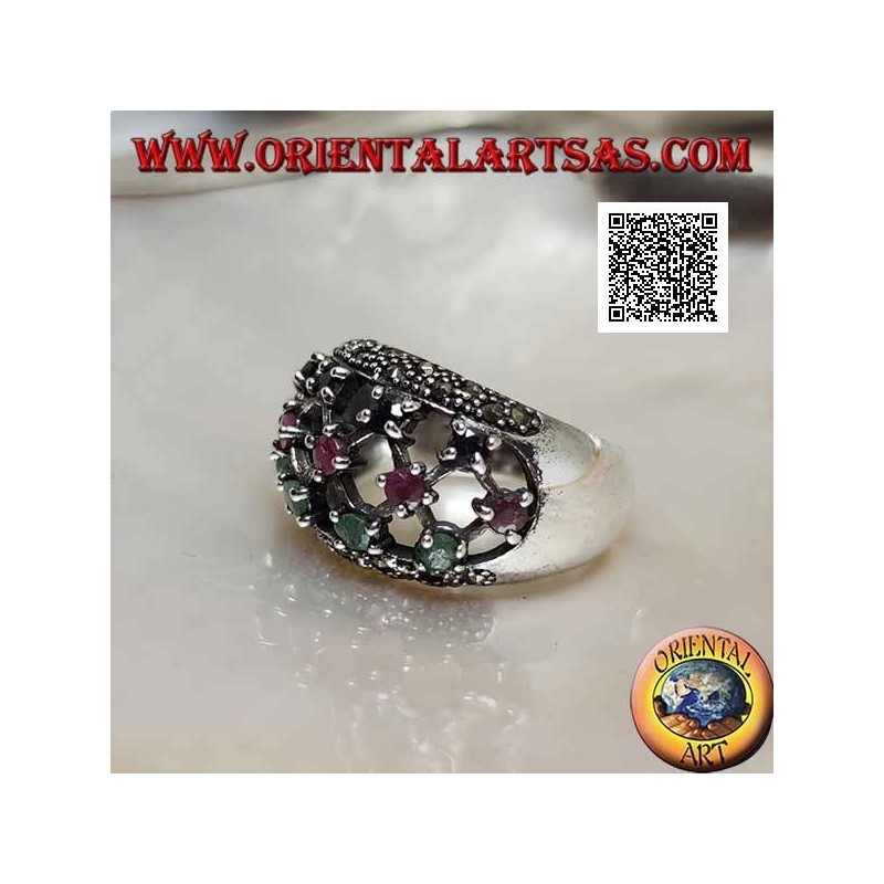 Anillo de plata con rubíes, esmeraldas y zafiros redondos engastados sobre lienzo perforado y marcasita