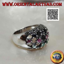Anillo de plata con rubíes, esmeraldas y zafiros redondos engastados sobre lienzo perforado y marcasita