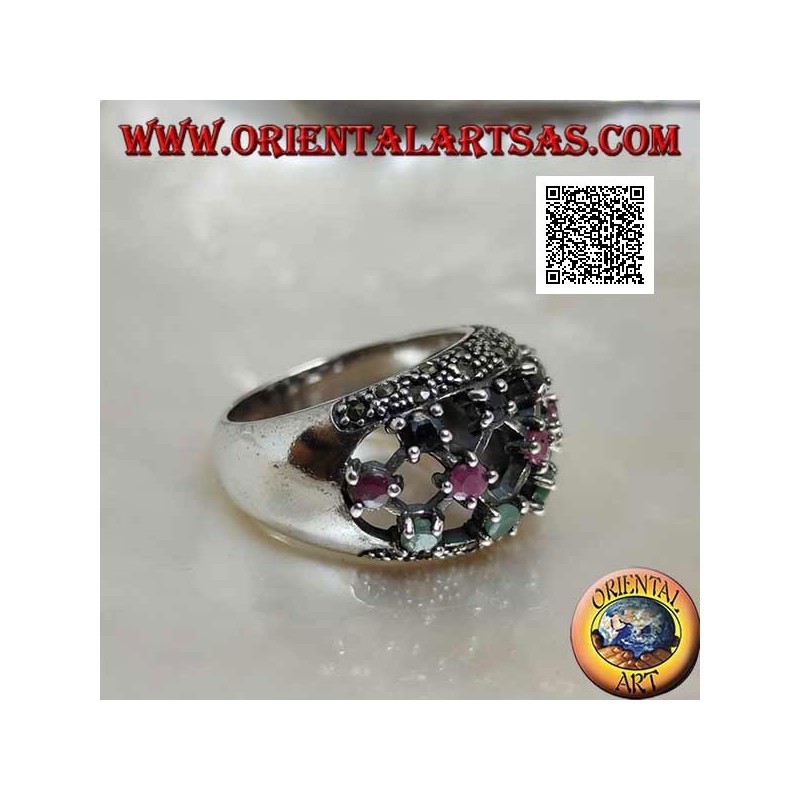 Anillo de plata con rubíes, esmeraldas y zafiros redondos engastados sobre lienzo perforado y marcasita