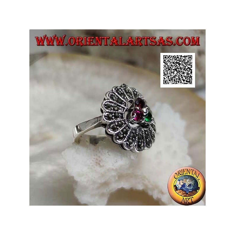 Anillo flor de plata con trío de rubí central y circonitas de color esmeralda y pétalos largos de marcasita