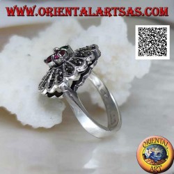 Anillo flor de plata con trío de rubí central y circonitas de color esmeralda y pétalos largos de marcasita