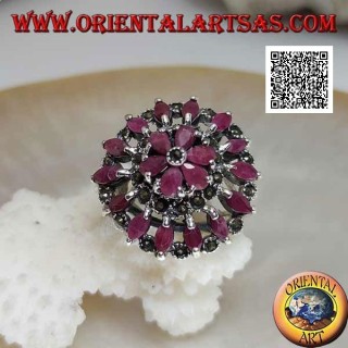 Bague en argent en forme de grande rosace avec rubis navettes naturels et marcassite alternant en cercles
