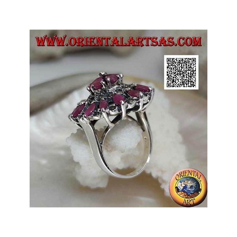 Anillo de plata en forma de gran rosetón con rubíes lanzadera naturales y marcasita alternando en círculos
