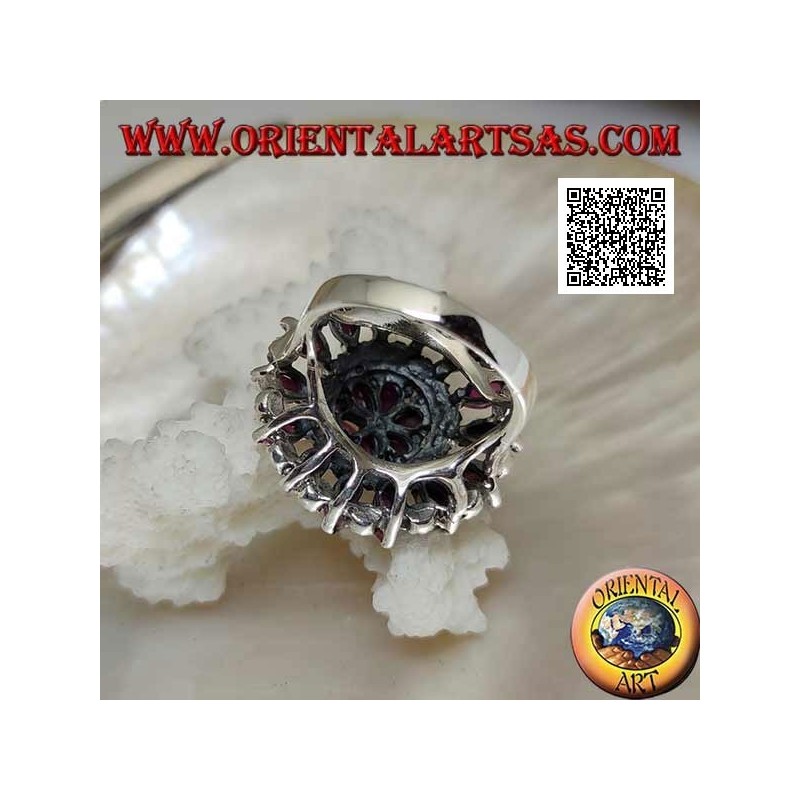 Anillo de plata en forma de gran rosetón con rubíes lanzadera naturales y marcasita alternando en círculos