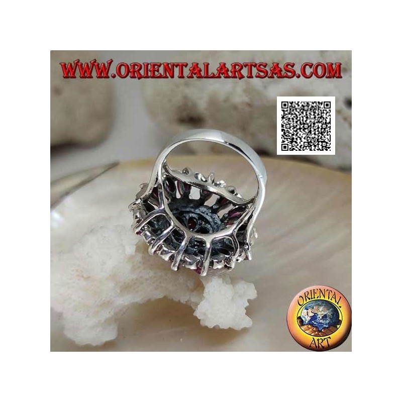 Anello in argento a forma di grande rosone con rubini naturali a navetta e marcassite alternati circolarmente