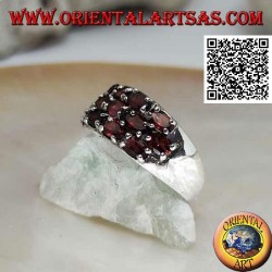 Bague en argent avec trois rangées de grenats naturels ovales sertis en damier