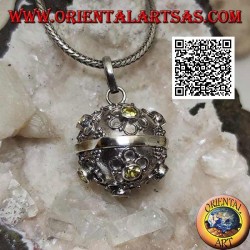 Silver pendant "Call of the Angels" with flowers in relief and central yellow zircon (Ø 20mm.)