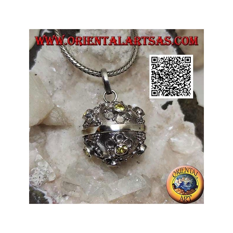 Silver pendant "Call of the Angels" with flowers in relief and central yellow zircon (Ø 20mm.)