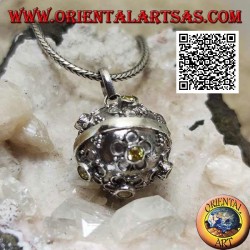 Silver pendant "Call of the Angels" with flowers in relief and central yellow zircon (Ø 20mm.)