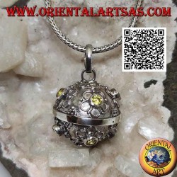 Silver pendant "Call of the Angels" with flowers in relief and central yellow zircon (Ø 20mm.)