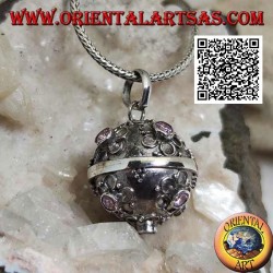 Silberanhänger "Call of the Angels" mit geprägten Blumen und zentralem rosa Zirkon (Ø 20mm.)