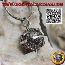 Silberanhänger "Call of the Angels" mit geprägten Blumen und zentralem rosa Zirkon (Ø 20mm.)