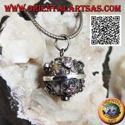 Silberanhänger "Call of the Angels" mit geprägten Blumen und zentralem rosa Zirkon (Ø 20mm.)