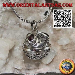 Pendentif en argent "Appel des Anges" à décor floral et grenats goutte (Ø 20mm.)