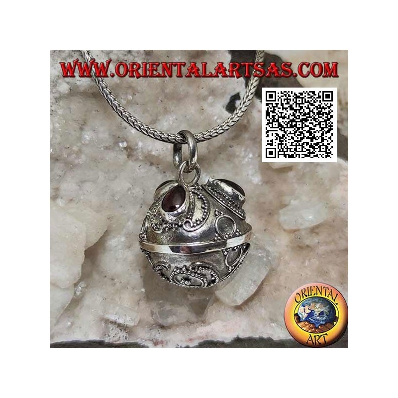 Colgante de plata "Call of the Angels" con decoración floral y granates gota (Ø 20mm.)