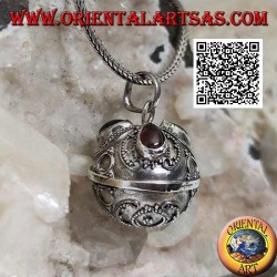 Colgante de plata "Call of the Angels" con decoración floral y granates gota (Ø 20mm.)