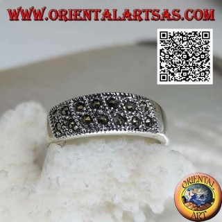 Anillo de plata con filas de dos marcasitas oblicuas en el frente