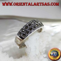 Silberbandring mit Reihen von zwei schrägen Markasiten auf der Vorderseite