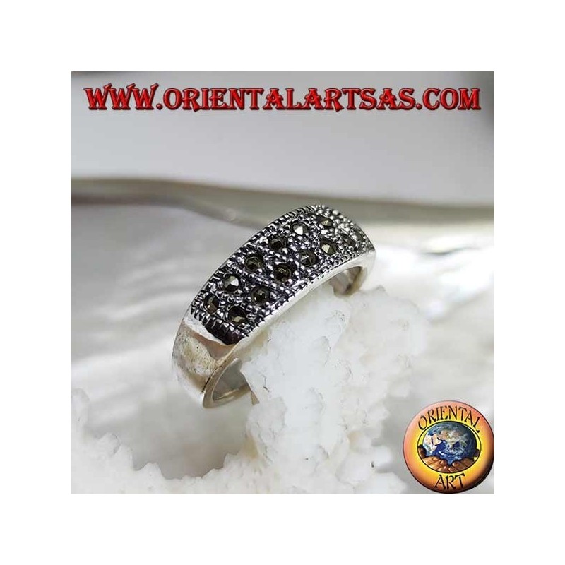 Anillo de plata con filas de dos marcasitas oblicuas en el frente