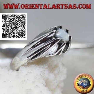 Bague en argent avec hémisphère en nacre sur une monture en saillie volcanique