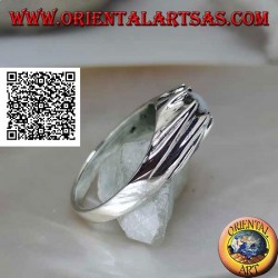 Anillo de plata con hemisferio de nácar engastado en un monte que sobresale del volcán