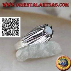 Anillo de plata con hemisferio de nácar engastado en un monte que sobresale del volcán