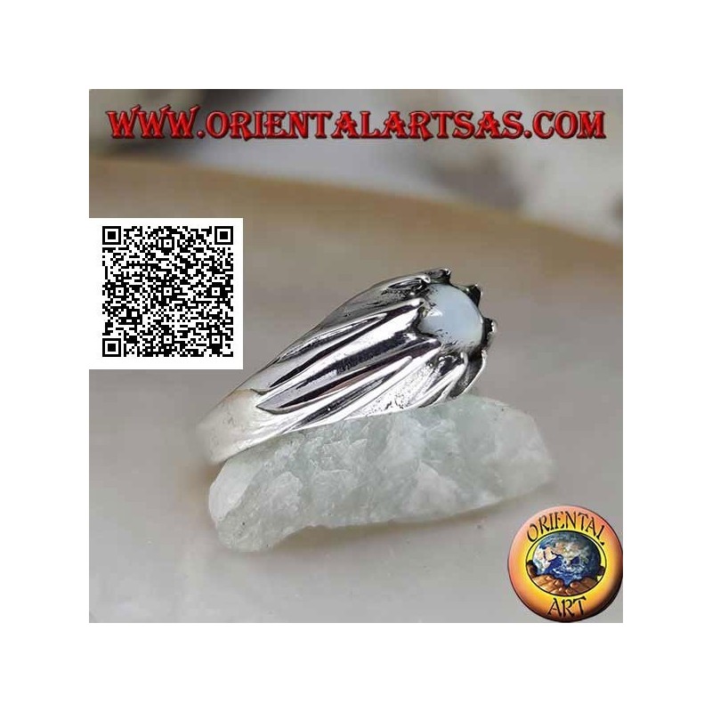 Anillo de plata con hemisferio de nácar engastado en un monte que sobresale del volcán