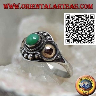 Anello in argento con una sfera di giada  e piastrine in oro sui lati  