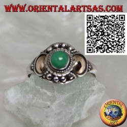 Bague en argent avec une sphère de jade et des plaques d'or sur les côtés
