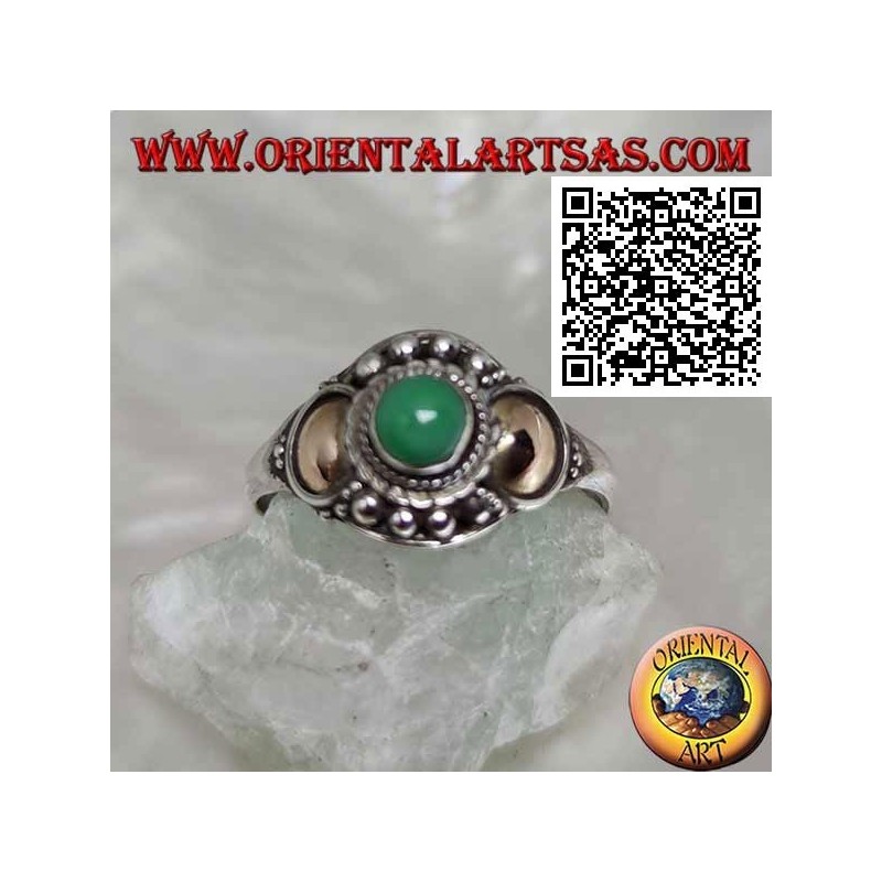 Bague en argent avec une sphère de jade et des plaques d'or sur les côtés