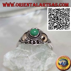 Anillo de plata con esfera de jade y placas de oro en los laterales
