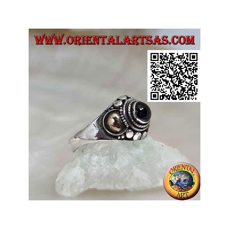 Bague en argent avec une sphère d'onyx et des plaques d'or sur les côtés