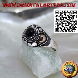 Bague en argent avec une sphère d'onyx et des plaques d'or sur les côtés