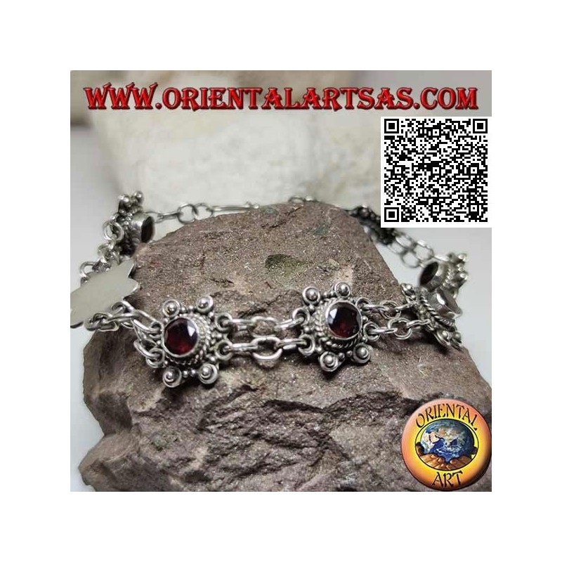 Bracciale in argento di 7 fiori con granato sfaccettato tondo centrale uniti da due catenine