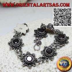 Bracelet en argent de 7 fleurs avec grenat rond facetté central réuni par deux chaînes