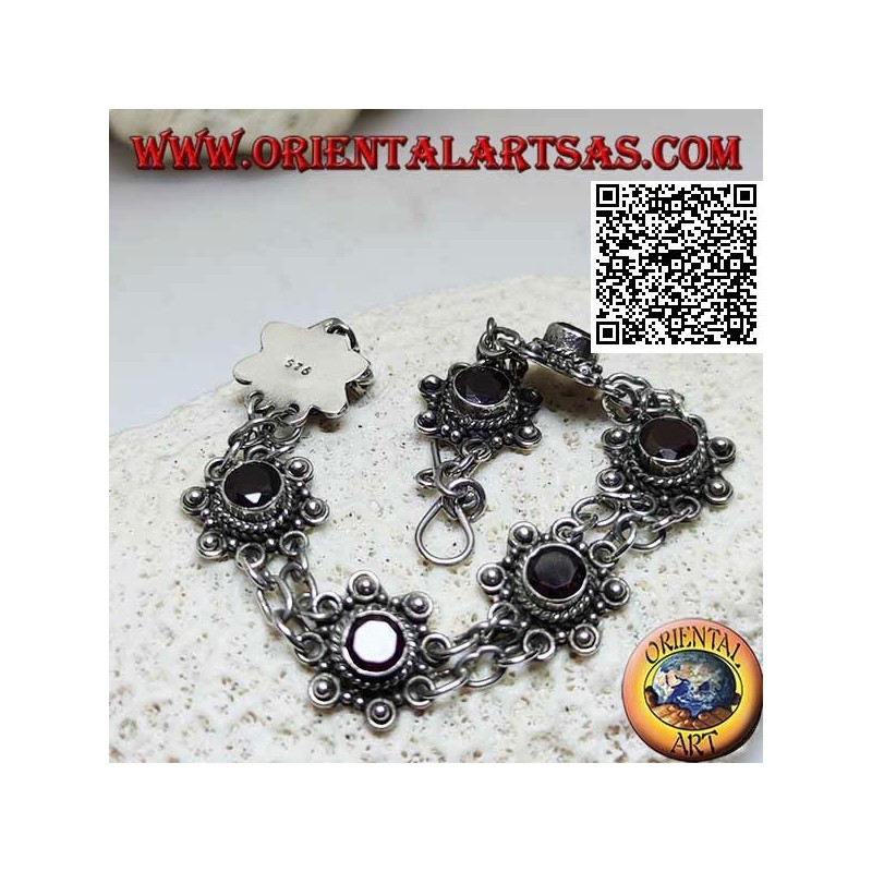 Bracelet en argent de 7 fleurs avec grenat rond facetté central réuni par deux chaînes
