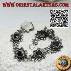 Pulsera de plata de 7 flores con granate facetado redondo central unidas por dos cadenas