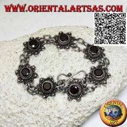 Bracelet en argent de 7 fleurs avec grenat rond facetté central réuni par deux chaînes