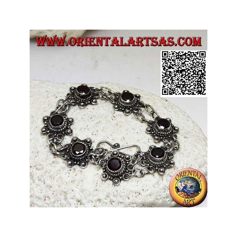 Bracciale in argento di 7 fiori con granato sfaccettato tondo centrale uniti da due catenine
