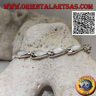 Pulsera de plata con 11 nácar en forma de pera sobre platos de plata