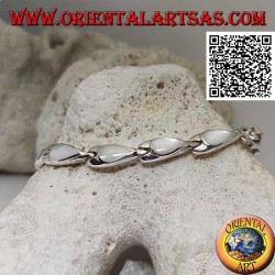 Pulsera de plata con 11 nácar en forma de pera sobre platos de plata