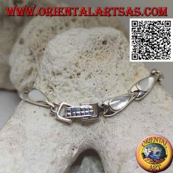 Pulsera de plata con 11 nácar en forma de pera sobre platos de plata