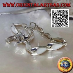 Pulsera de plata con 11 nácar en forma de pera sobre platos de plata