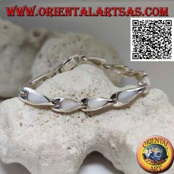 Pulsera de plata con 11 nácar en forma de pera sobre platos de plata
