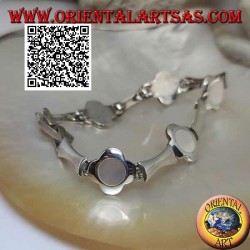 Bracelet en argent à 5 fleurs avec nacre centrale alternant avec des plaques rectangulaires concaves