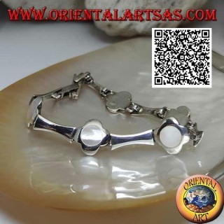 Bracelet en argent à 5 fleurs avec nacre centrale alternant avec des plaques rectangulaires concaves