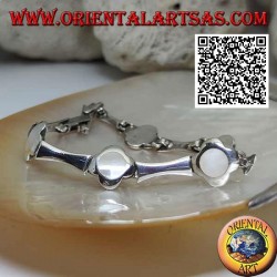Bracelet en argent à 5 fleurs avec nacre centrale alternant avec des plaques rectangulaires concaves
