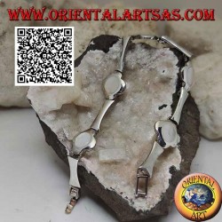 Bracelet en argent à 5 fleurs avec nacre centrale alternant avec des plaques rectangulaires concaves