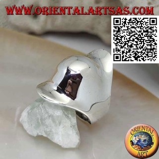 Anillo plateado liso en forma de gorro de armadura